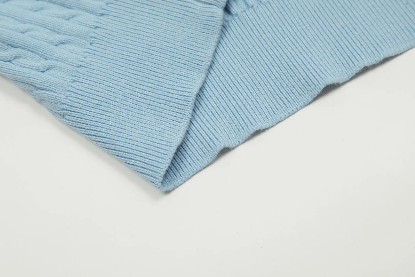 P210 Top quality" Style number: DS005# (not off the shelves all year round) [Ralph Lauren round neck solid color pony embroidery logo knitted cardigan long sleeves] ✅Ralph Lauren Ralph Lauren classic basic versatile twist knitted cardigan long sleeves ✅Main supplier platform live broadcast Wholesale entity Replenish when out of stock Not off the shelf ✅ZP quality 1:1 version Scan the code to enter the GF website Counter quality ✅Detailed quality is the only one in Guangzhou Imported quality cotton yarn, focusing on high-end, cost-effective, good quality, needless to say ✅Zhao Lusi's same style is really amazing, so sweet, so beautiful. This cardigan is really good-looking ✅The upper body is simple and easy to match. A must-have for goddess ootd. Good-looking clothes are never picky. A must-have in the goddess' wardrobe. Size: S-XL Color: Black, almond, gray, navy blue, pink, white, light blue, taro purple, rose red, white label, big red and blue label
